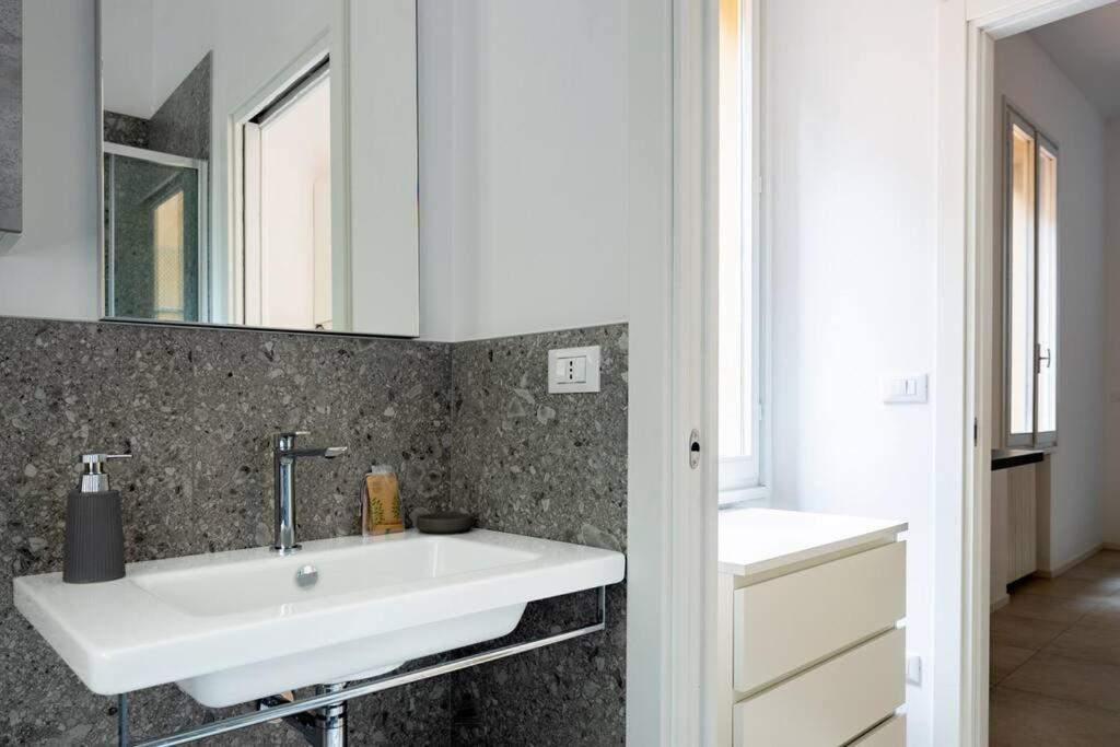 Apartment Isaia - 10 Minutes From Piazza Maggiore Болоня Екстериор снимка
