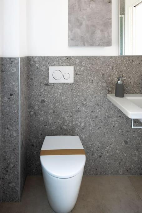 Apartment Isaia - 10 Minutes From Piazza Maggiore Болоня Екстериор снимка